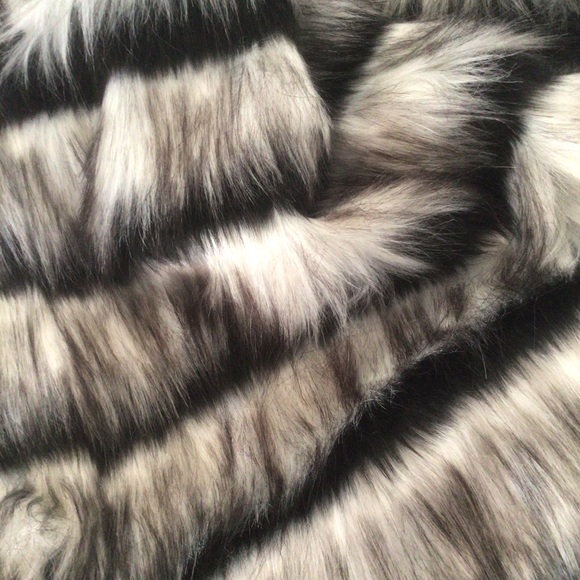 SIGNATURE STUDIO FAUX FUR SLEEVELESS VEST NWT SIZE MEDIUM - Picture 8 of 9